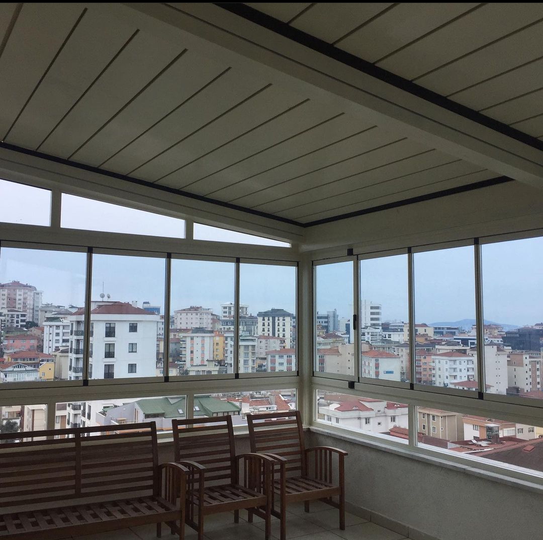Doğu Bölgesinde Cam Balkon